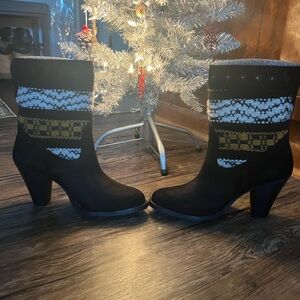 Elegant Black and Gold Patterned Heeled Boots